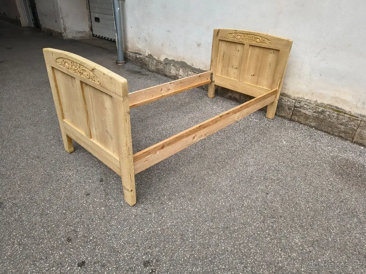 Starožitná postel ze zdobením po renovaci