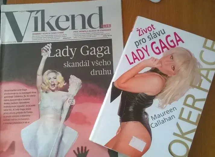 LADY GAGA-KNIHA a časopis