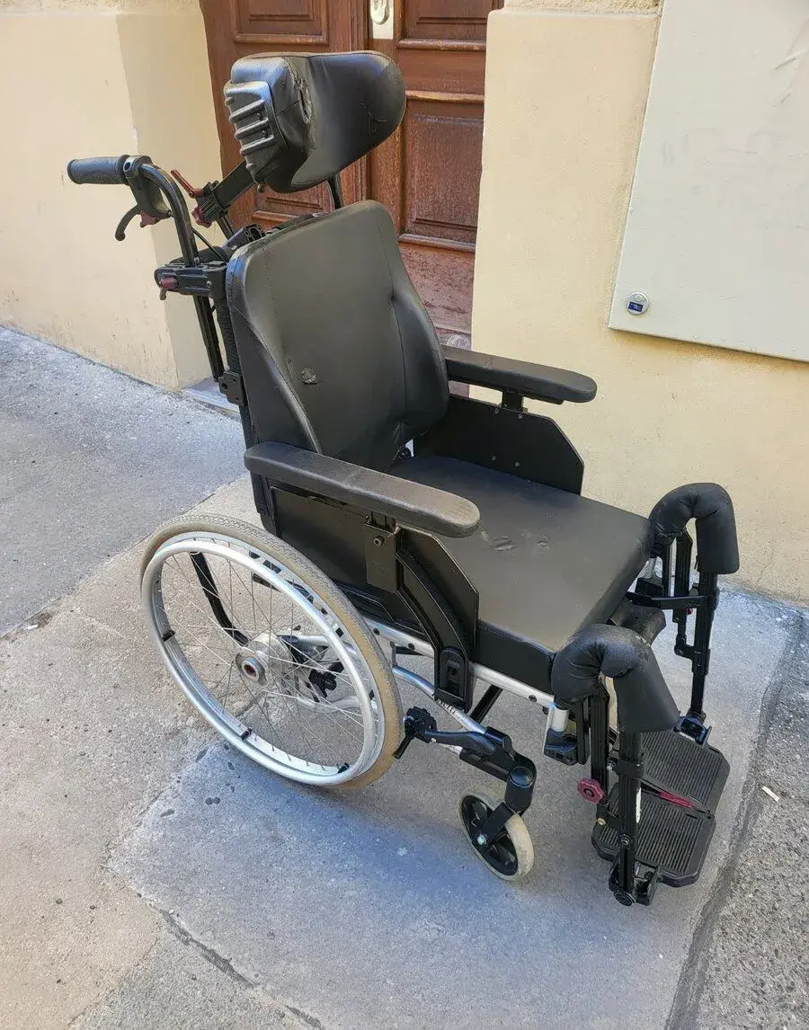 invalidní vozík s polohovací funkcí zad a nohou