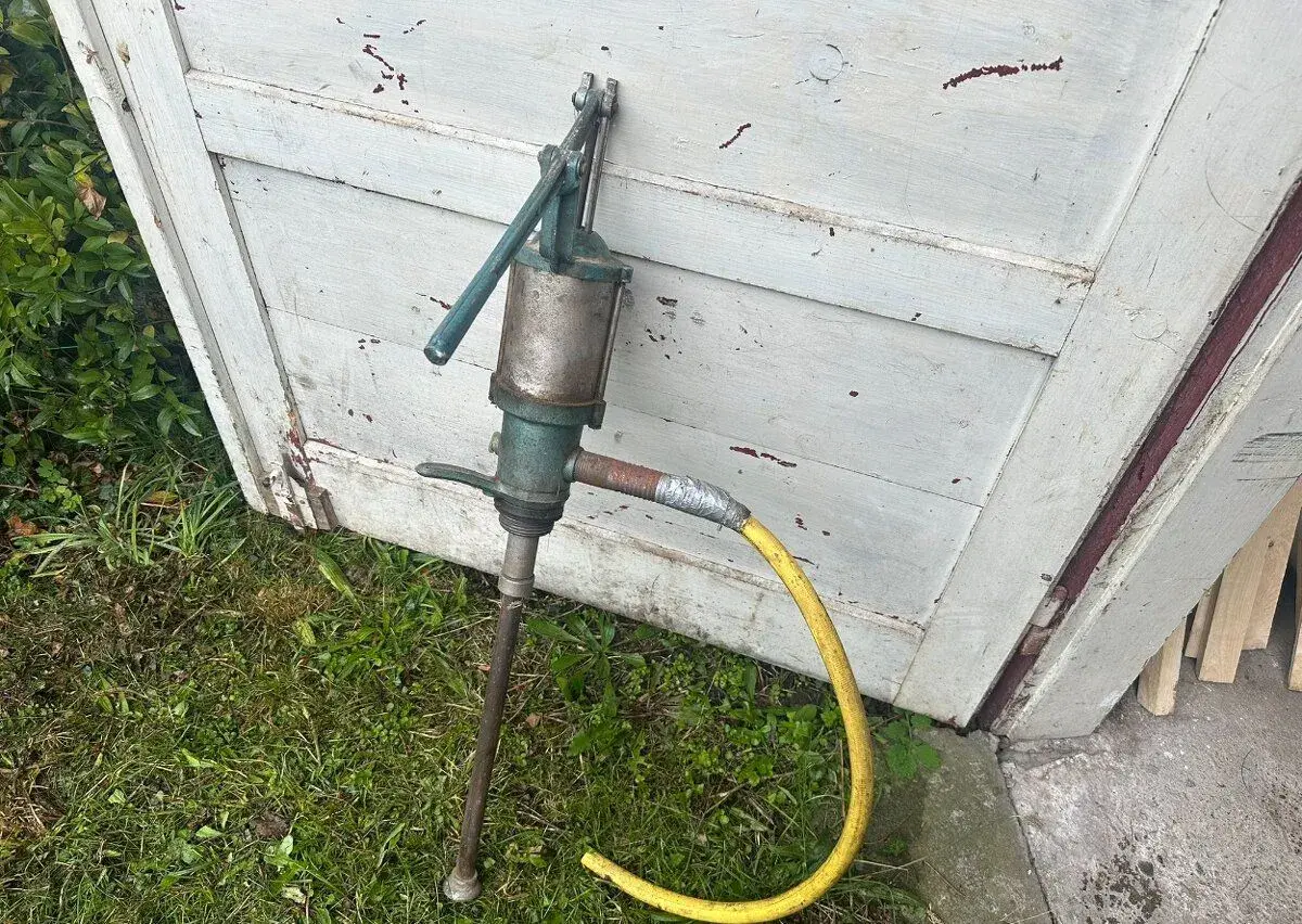 Ruční kovová pumpa – plně funkční