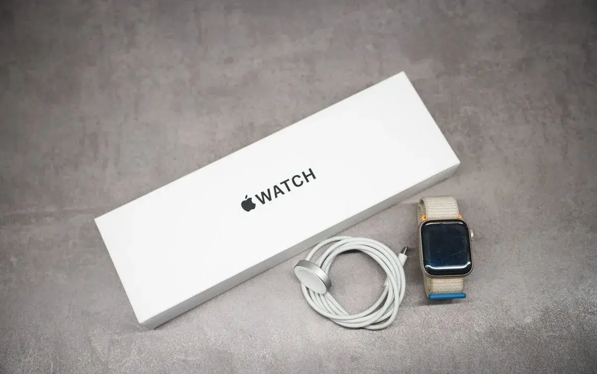 Apple Watch SE 2. generace, Starlight