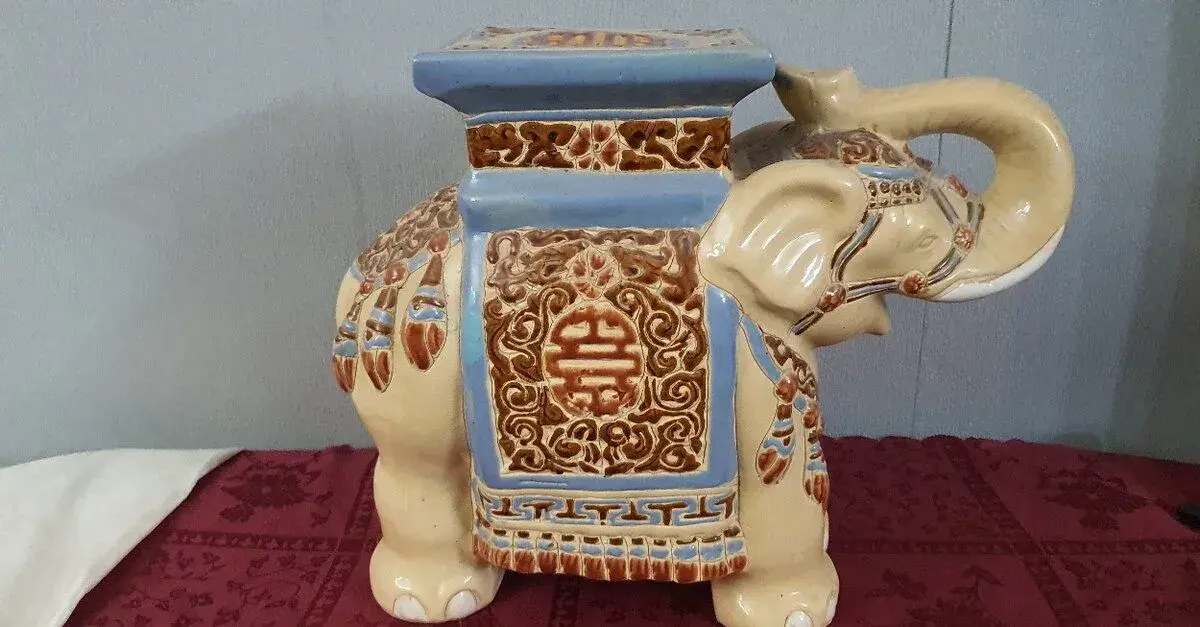 Retro podstavec porcelán SLON