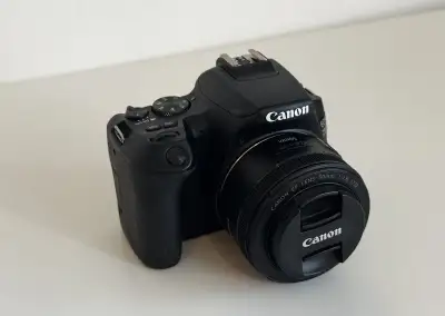 📷 Canon EOS 250D + objektiv Canon EF 50mm f/1.8 STM – kompl