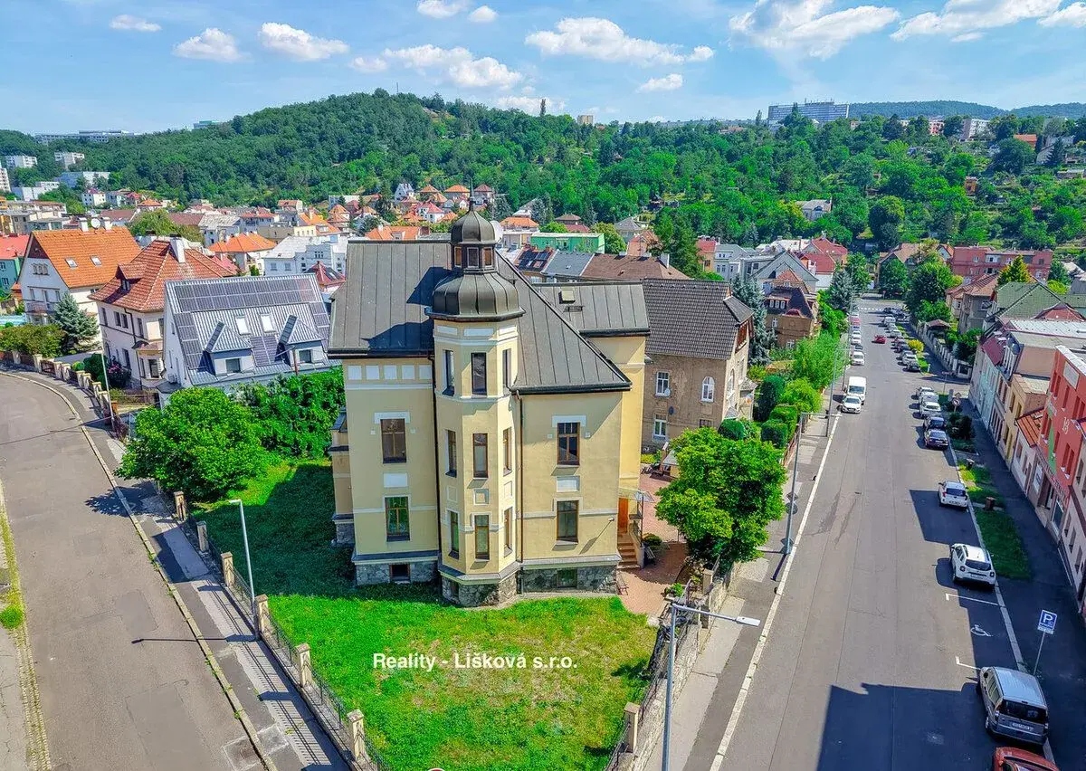 Prostorný mezonet 4+kk (151 m²) ve vile s terasou, garáží a