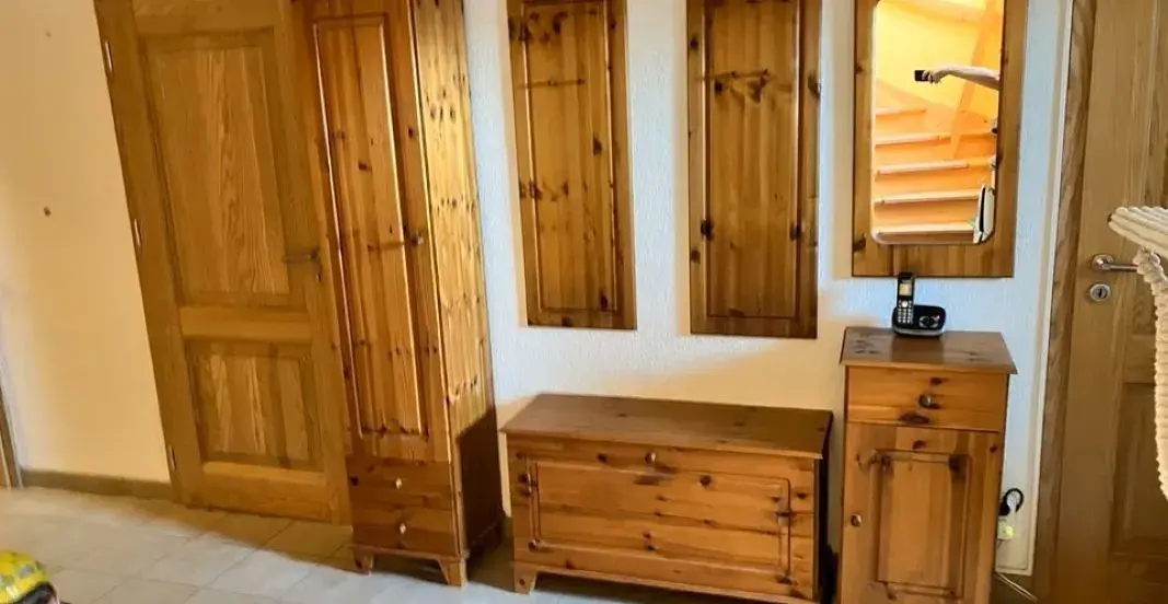 Předsíňová skříň, garderoba - masivní borovice
