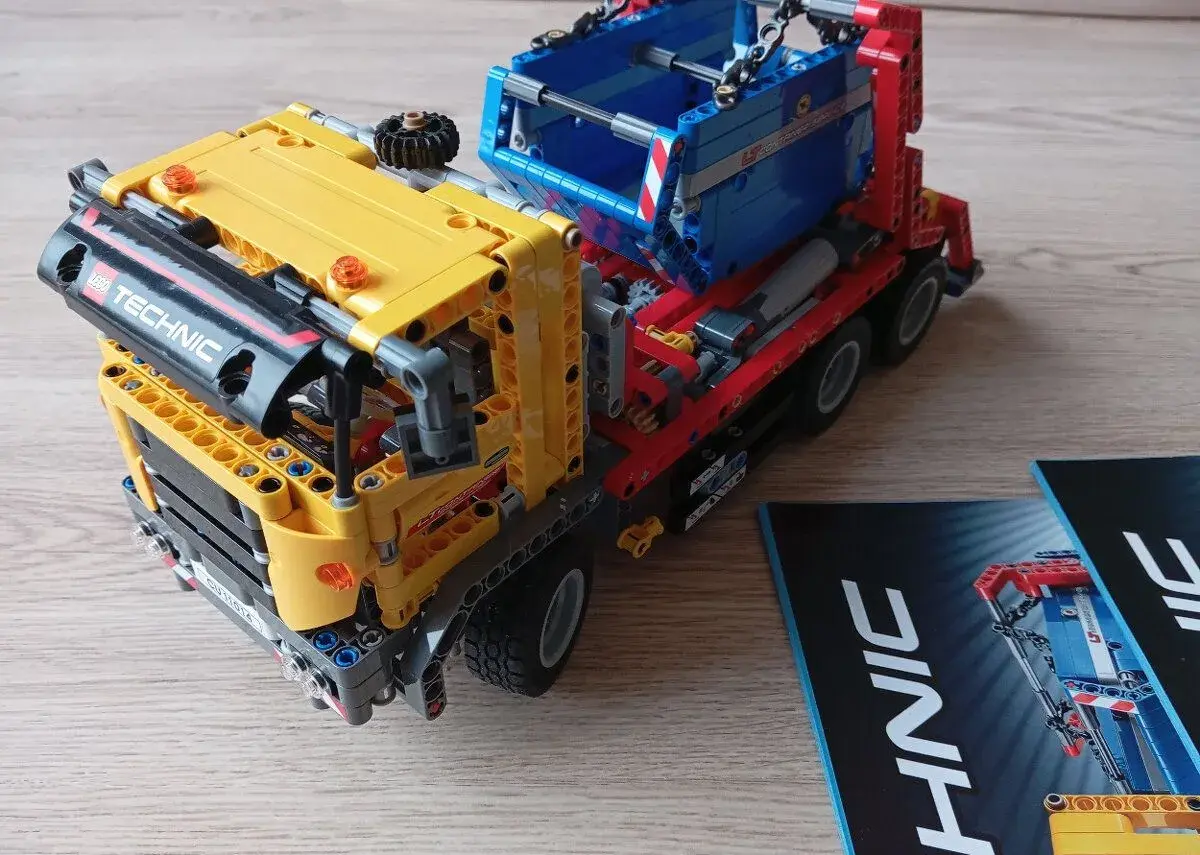 LEGO Technic 42024 Nákladní vůz s kontejnerem + motorizovaný