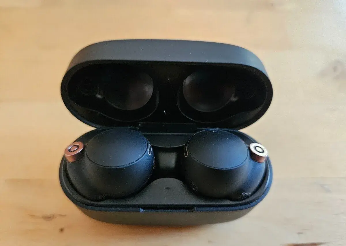 SONY WF-1000XM4 - pravé nefunguje