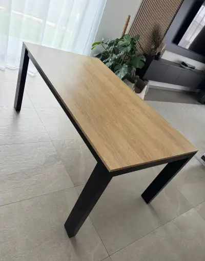 Jídelní stůl