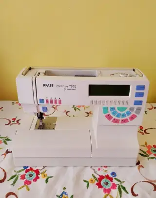 PFAFF Creative 7570_šicí a vyšívací stroj