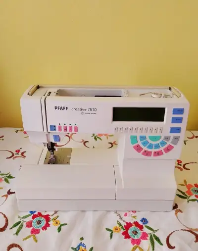 PFAFF Creative 7570_šicí a vyšívací stroj