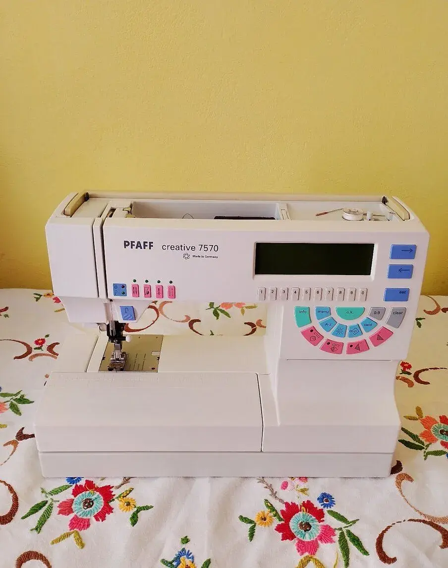 PFAFF Creative 7570_šicí a vyšívací stroj