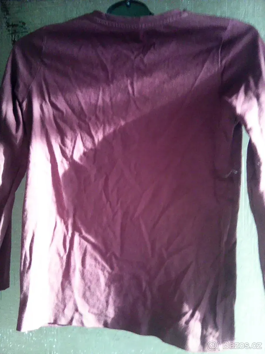 Triko s dl.ruk.vel.128 psana,spise mensi.Nove a moc p