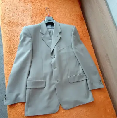 Pánský oblek s vestou.