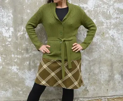 Zelený zapínací svetr s páskem Outfit fashion vel. 42