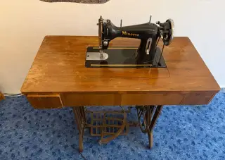 Starý retro šicí stroj Minerva M16E funkční