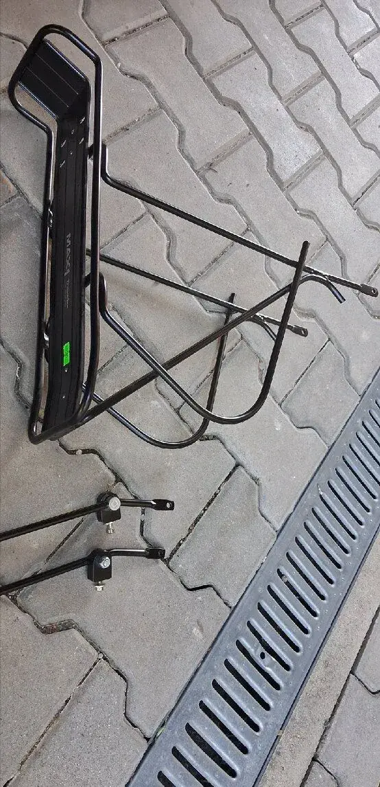Černý hliníkový nosič na kolo