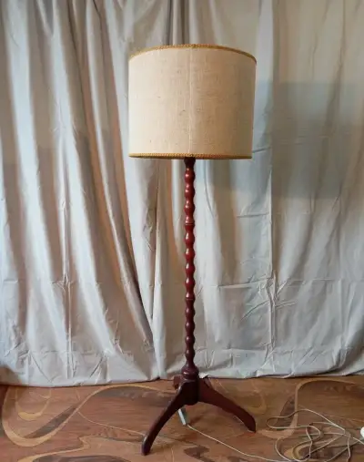 Stylová retro stojací lampa – masivní dřevo