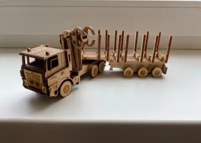 Nový dřevěný model lesní Tatry Phoenix s návěsem Umikov