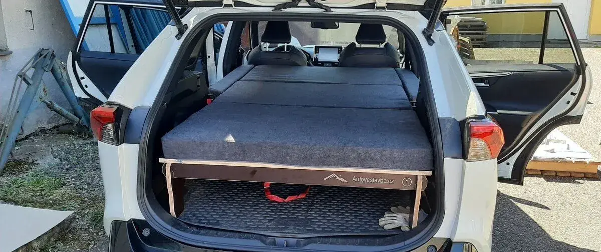 Vestavba RAV4/Škoda Roomster - spaní pro 2 osoby