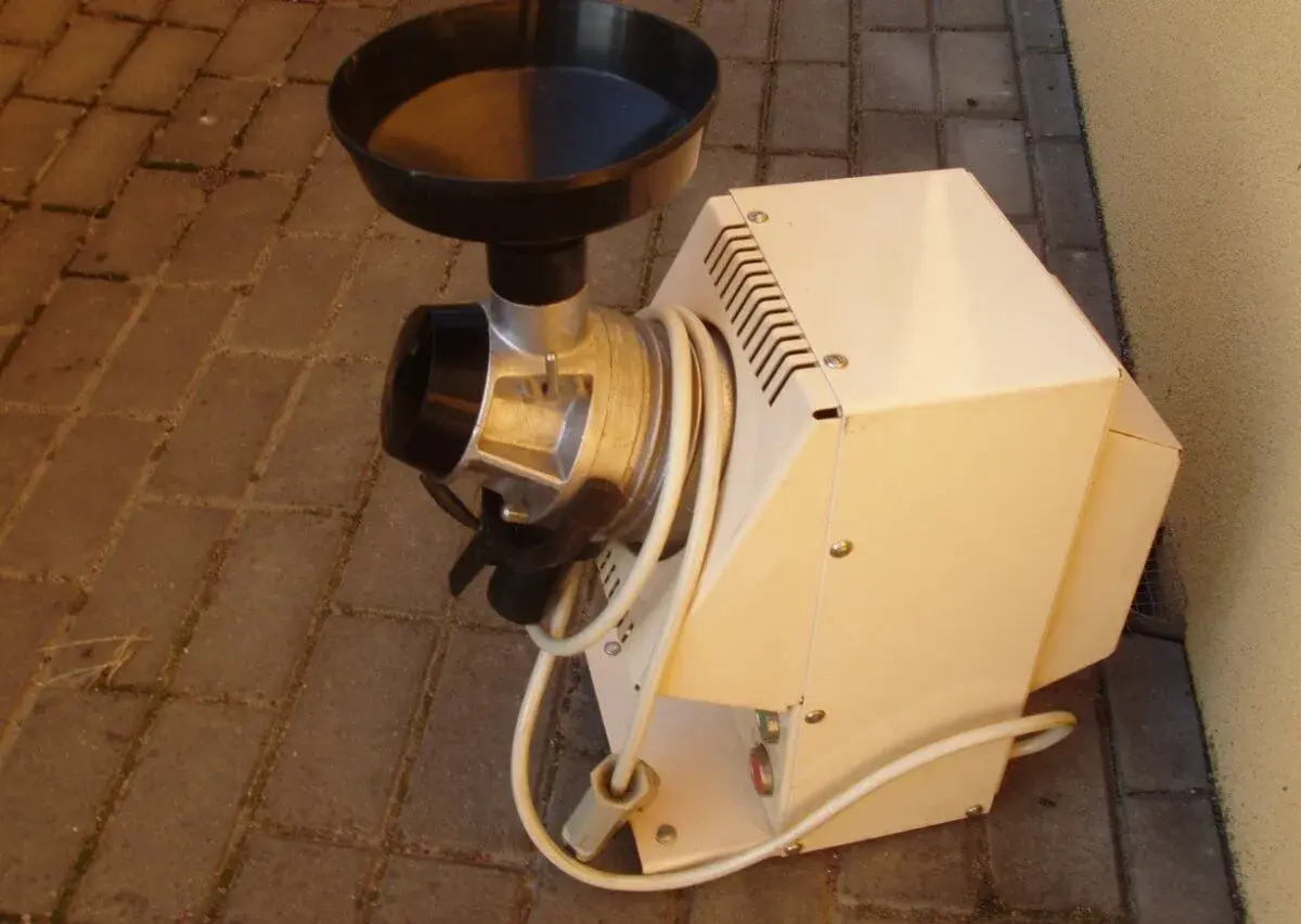 VÝKONNÝ ELEKTRICKÝ MLÝNEK NA OBILÍ všeho druhu