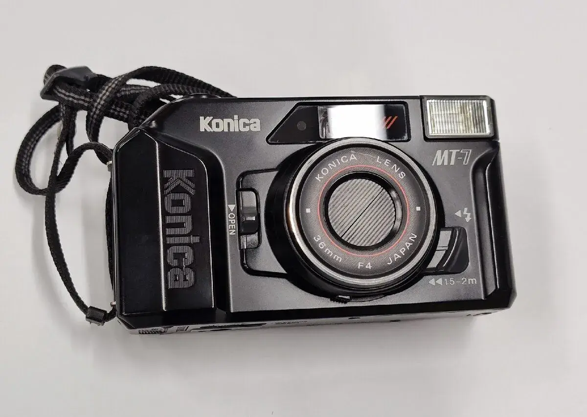 Kinofilmový kompakt Konica MT 7
