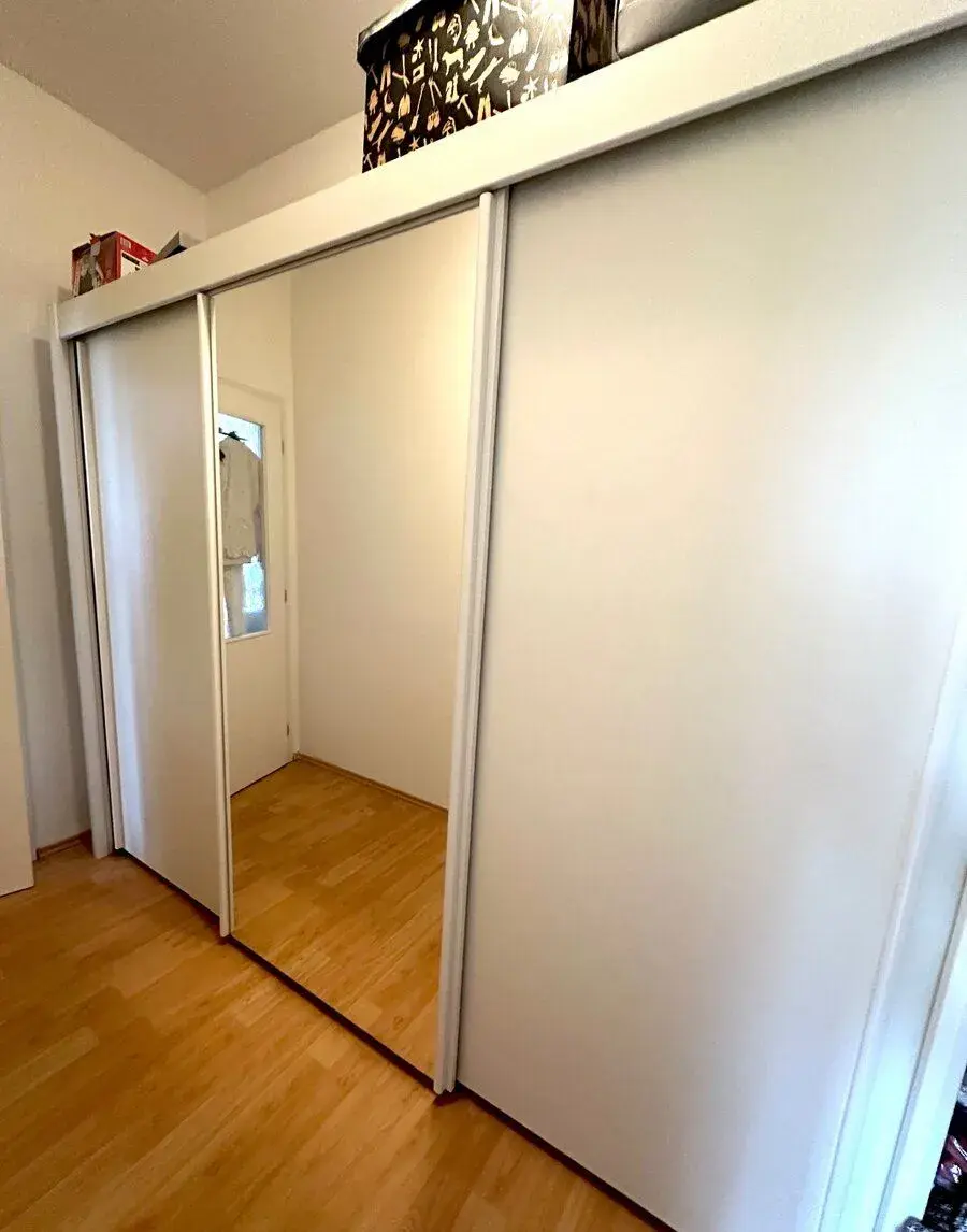 Velká bílá šatní skříň s zrdcadlem, šířka 280cm