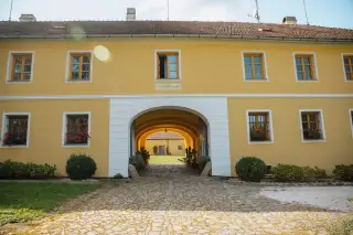 Komerční objekt u Českého Krumlova + stavební pozemky