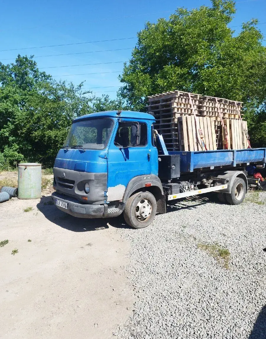 Avia A85 hákový nosič kontejnerů