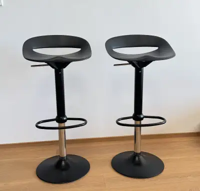 Dvě moderní barové židle s nastavitelnou výškou