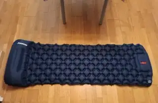 (Samo)nafukovací karimatka 190x60x5 cm včetně polštáře