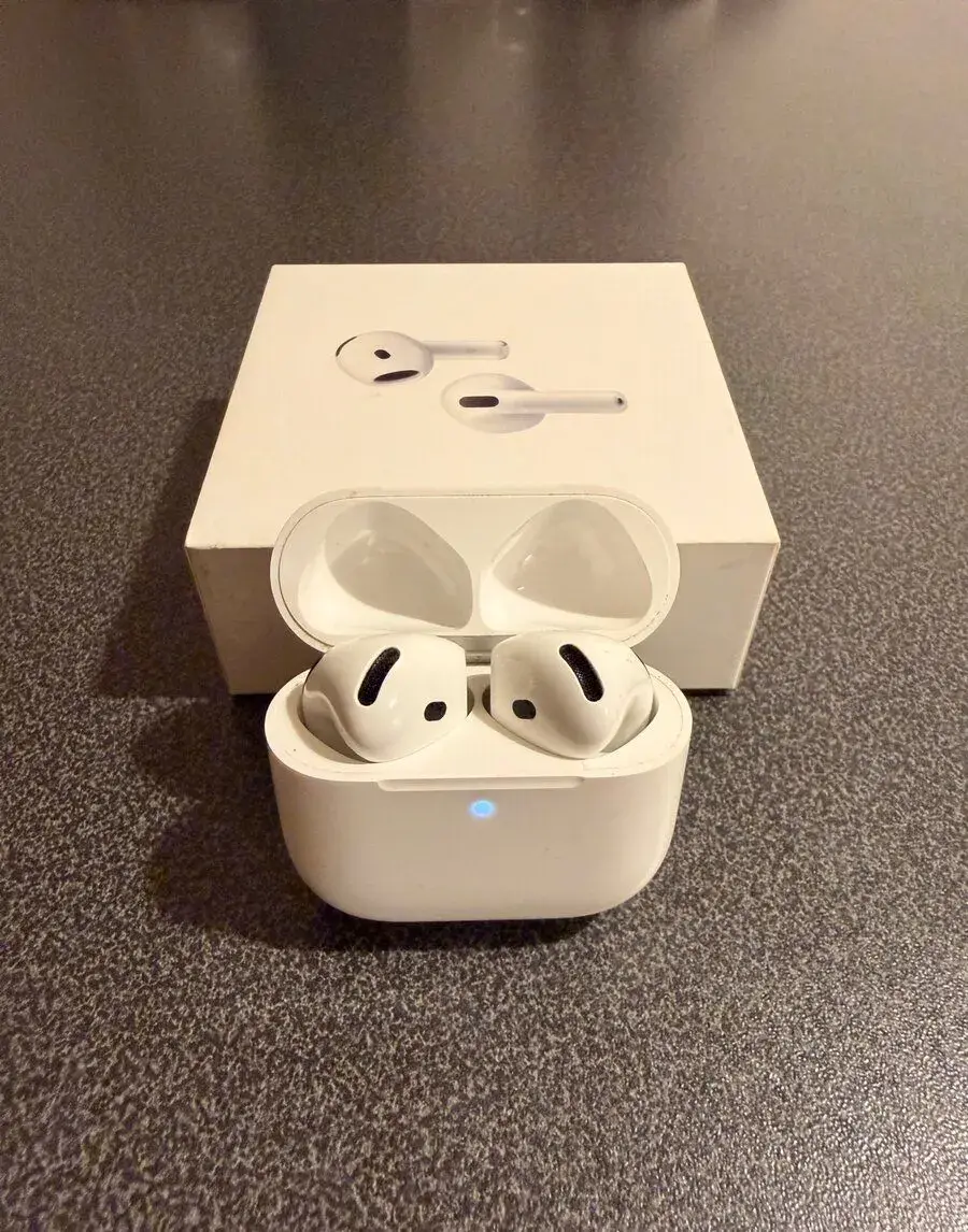 Apple AirPods 4 s ANC – jako nové, v záruce