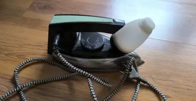 Retro napařovací žehlička