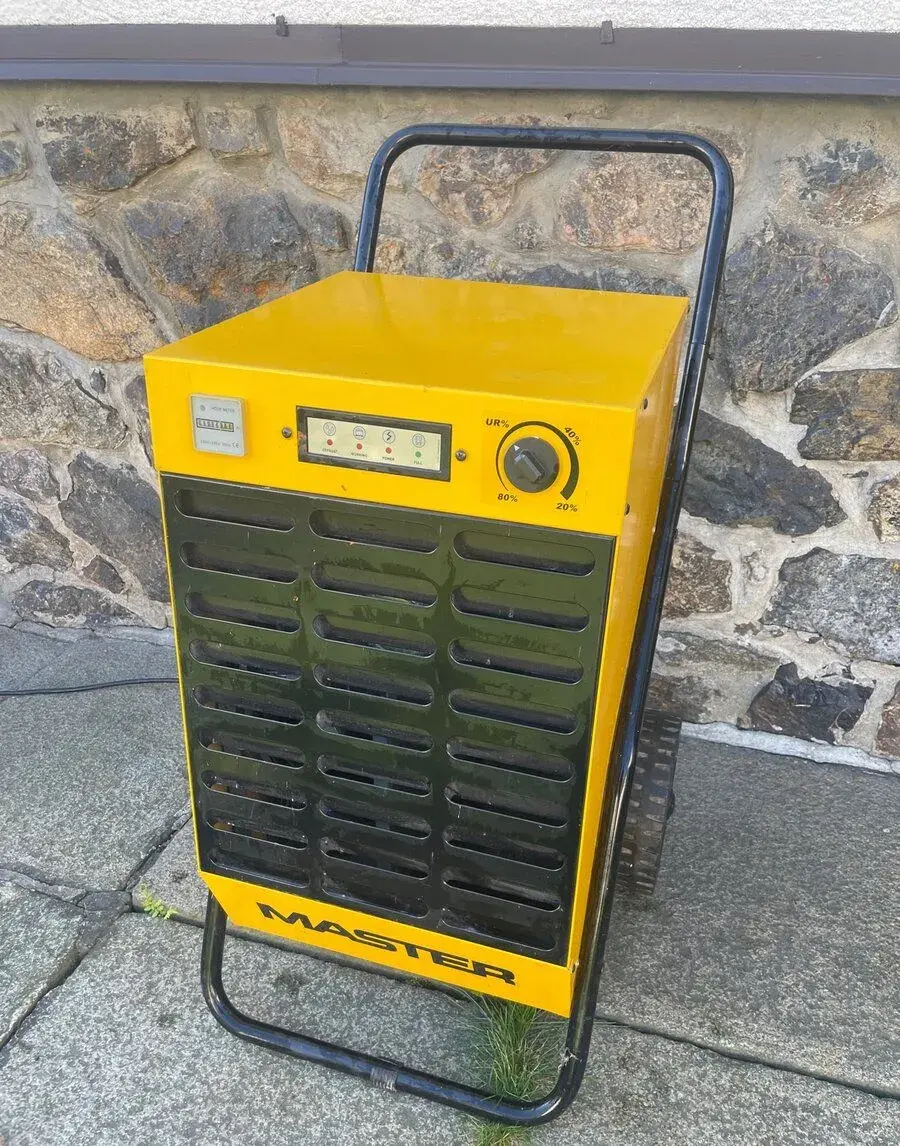 Pronájem vysoušeče MASTER DH44 – vysuší i slzu z oka 41l/24h