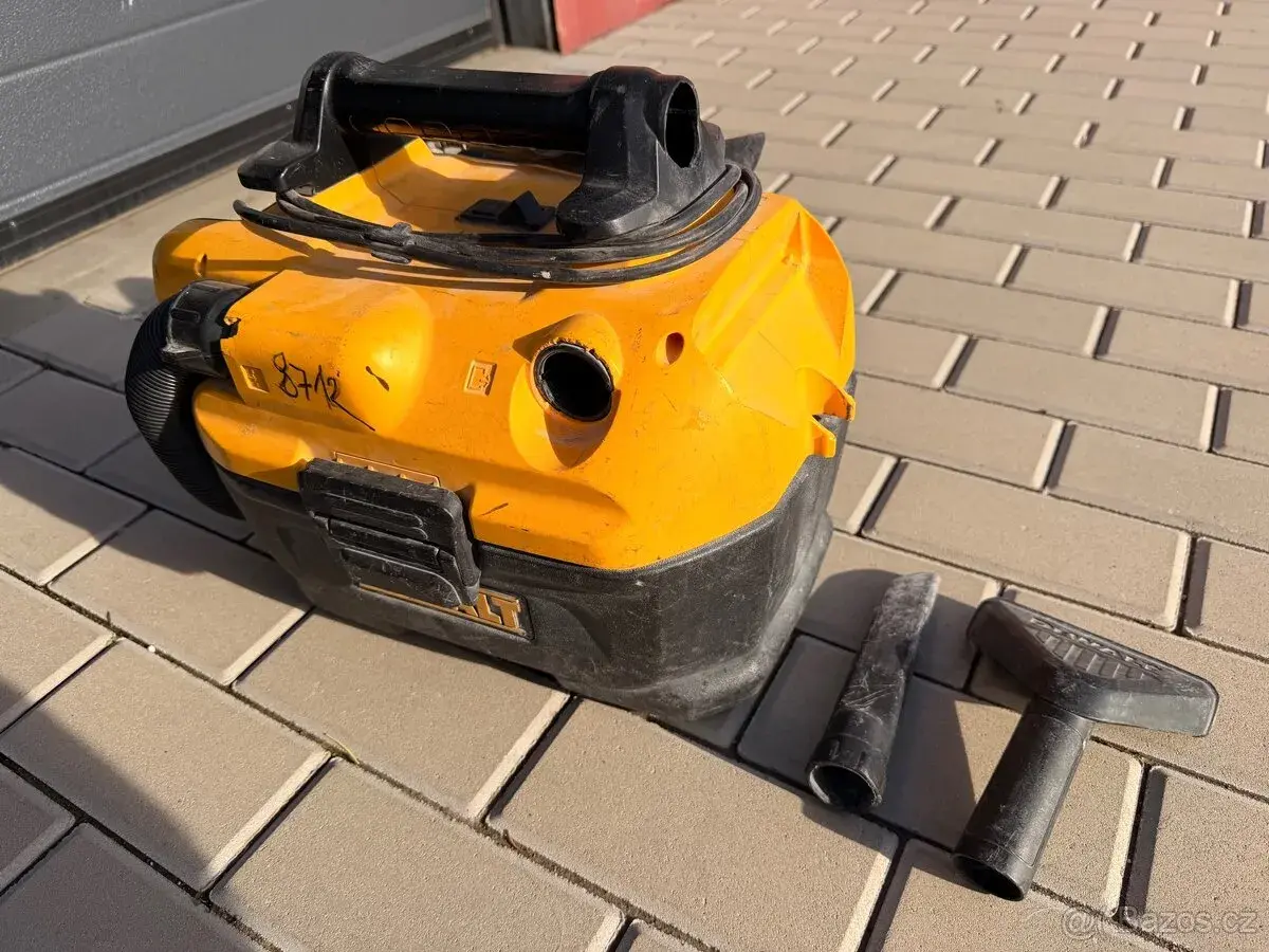 Aku Vysavač dewalt DCV582 použity