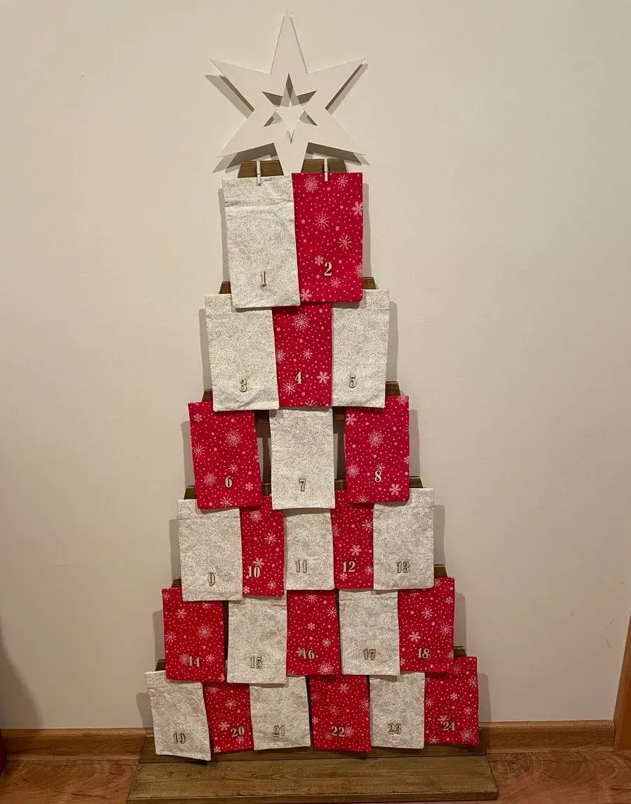 Adventní strom dřevěný s pytlíky na dárky