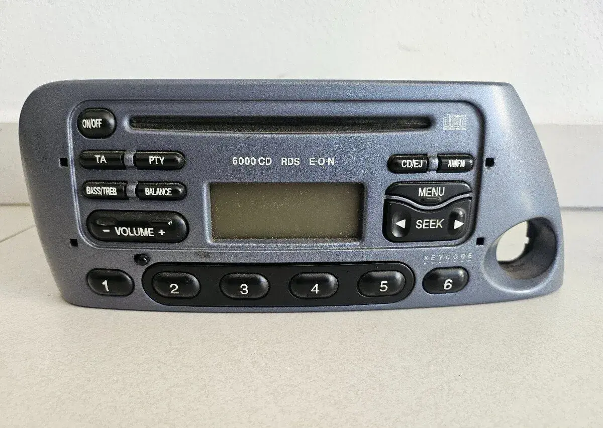 FORD KA 6000 CD - 6000 CD TUNER LHD - 97KP-18C815-CA - horší