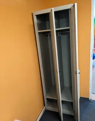 Kovová šatní skříň