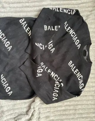 svetr balenciaga