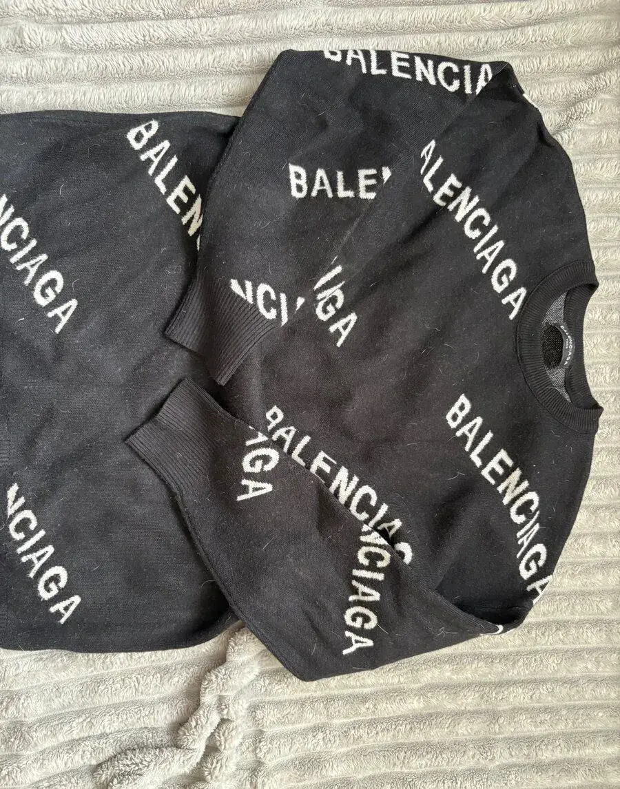 svetr balenciaga
