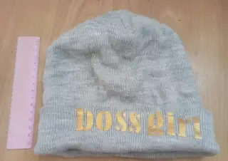 šedou pletenou čepici s nápisem "Boss girl". 299 kč. cedul