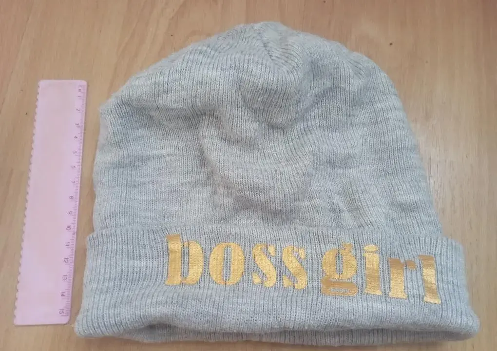 šedou pletenou čepici s nápisem "Boss girl". 299 kč. cedul