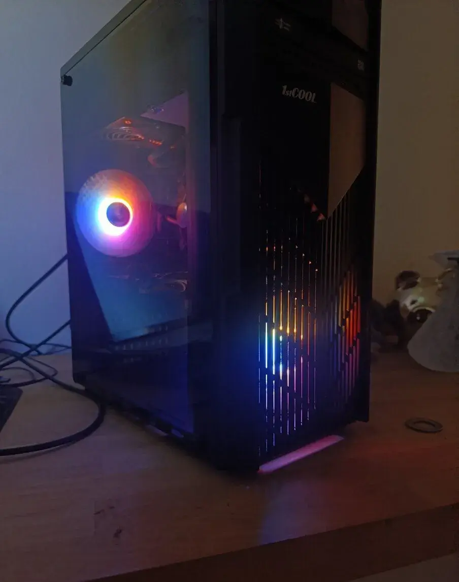 Herní počitač + monitor+klavesnice+mys a dalsi