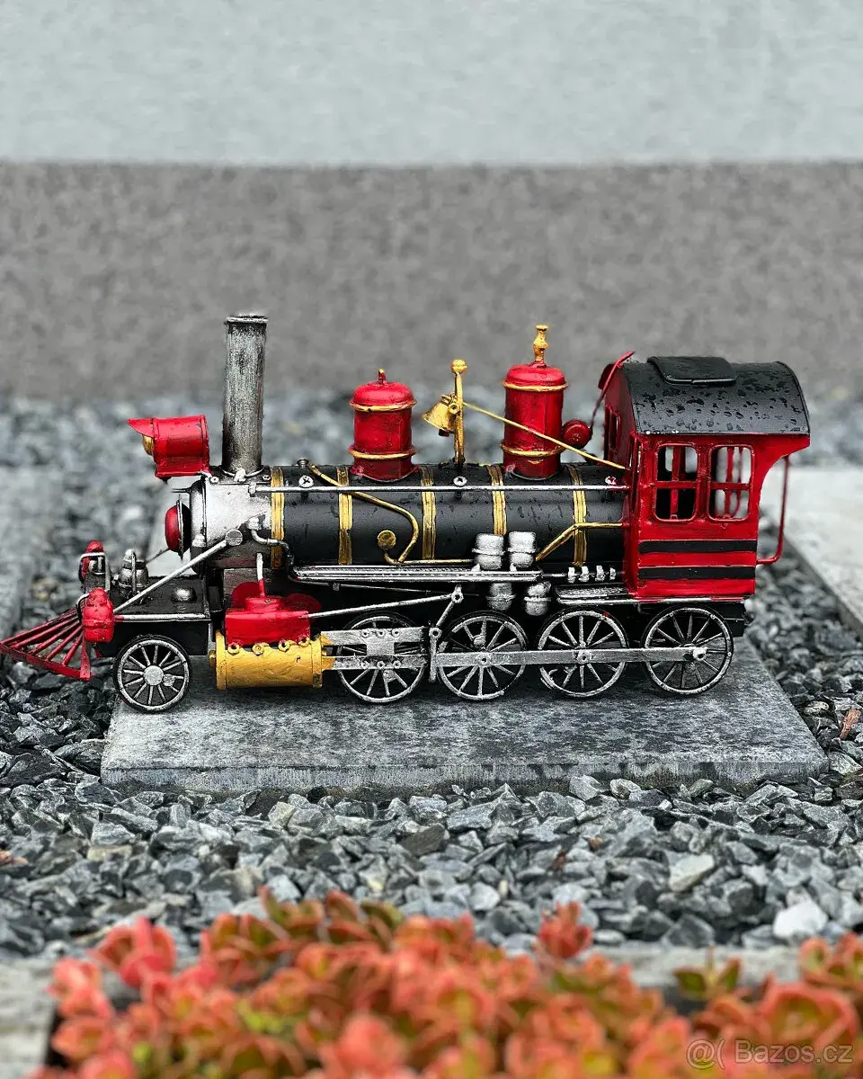 Plechový model Červená lokomotiva vlak železnice retro dekor