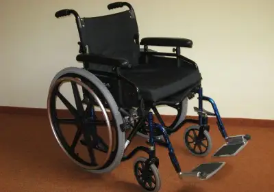 Invalidní Vozík odlehčený - šíře 49 - 60 cm