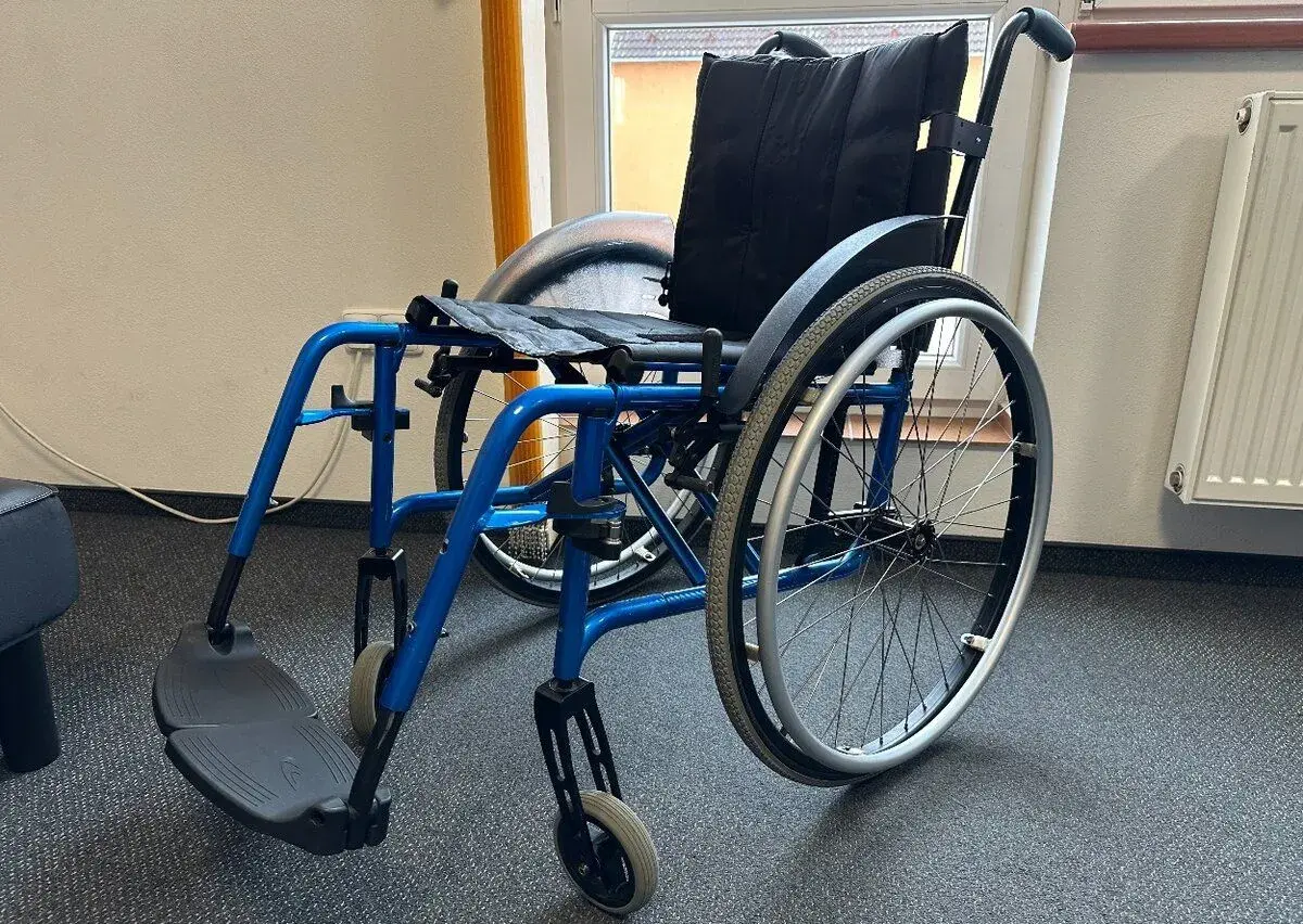 Invalidní vozík - odlehčený, skládací, modrý