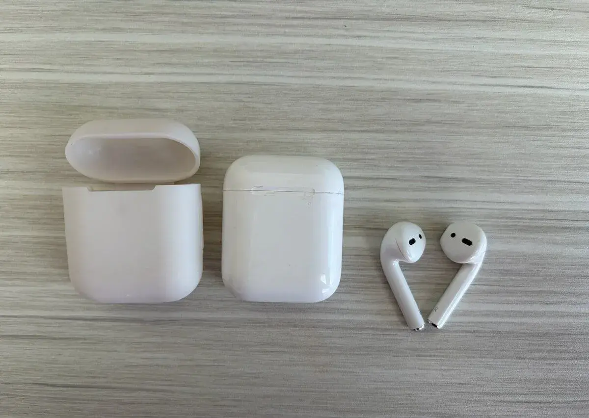 Apple AirPods 2. generace (s Lightning)