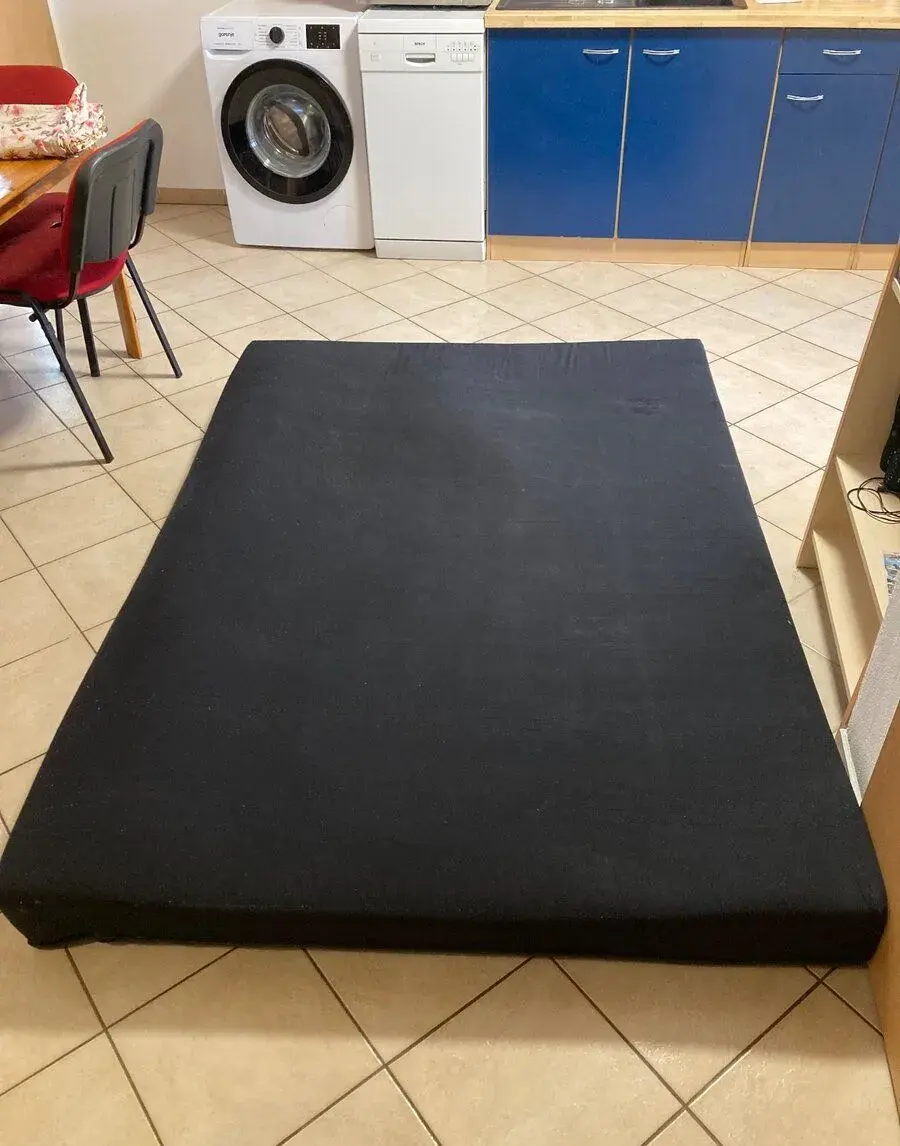 Matrace 200x140 pružinová (barva černá)