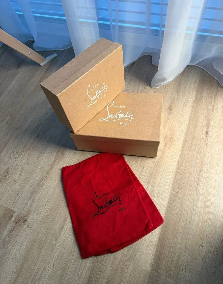 Louboutin krabice a tašky a vaky