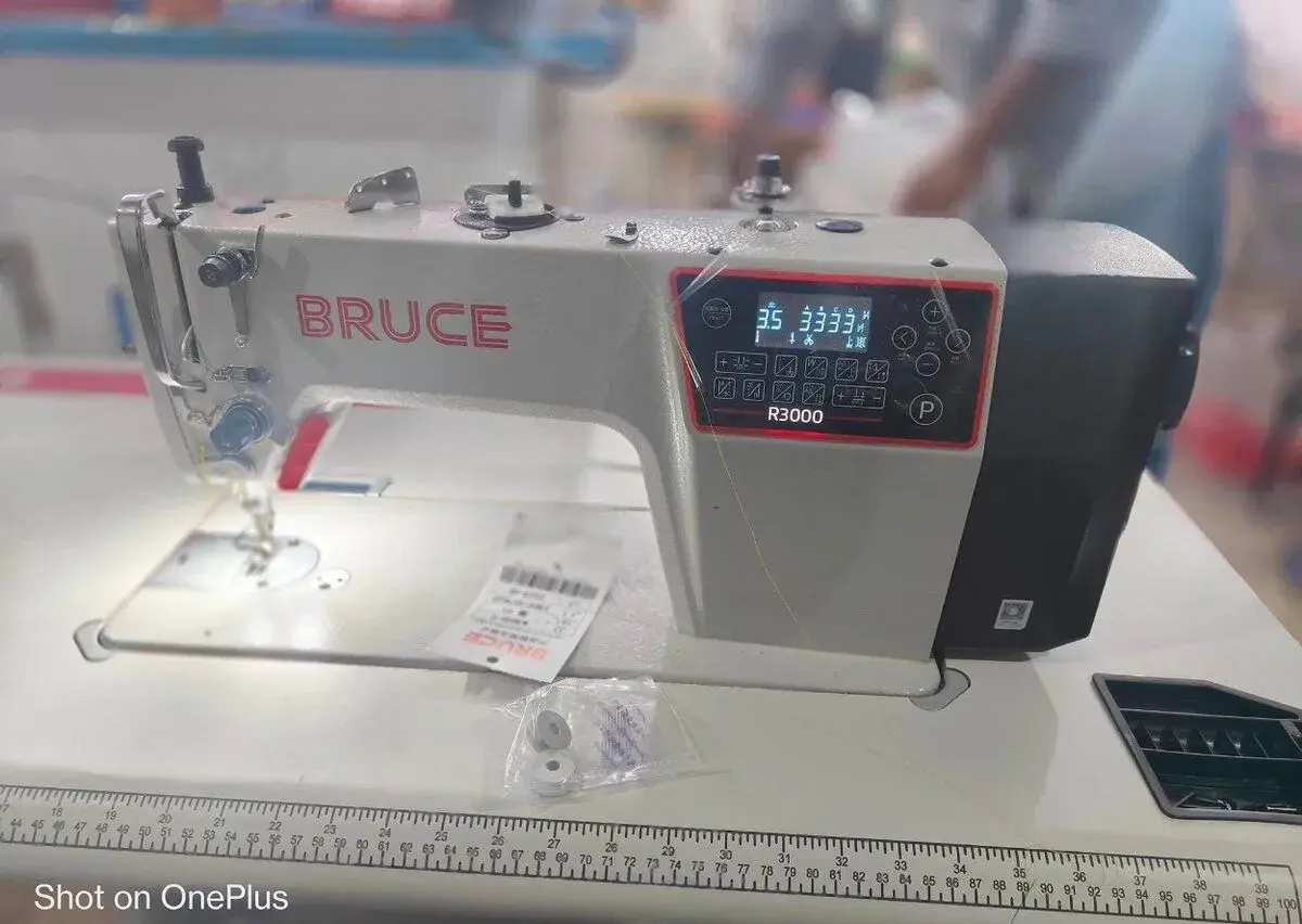 Průmyslový automaticky šicí stroj Bruce R3000.