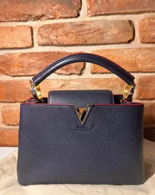 Louis Vuitton Capucines MM – tmavě modrá / originál